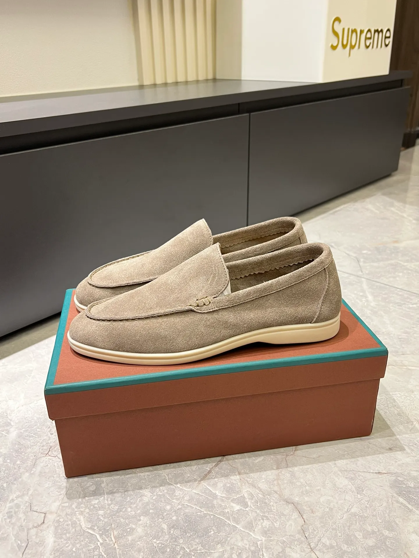 Men's shoes 💰p360 "Loro men's shoes 💰pian'*" Classic L men's shoes for couples 💰p Top version British flat loafers, a must-have item in old money style, the minimalist design is eye-catching and durable, a plus point for dressing The soft foot feel and texture are outstanding. They don’t scratch your feet and are very nice. They are matched with soft and waxy soles. They can be worn daily for a long time without getting tired. They are easy to wear, versatile and classic items, with perfect foot feel and texture! Imported cashmere fabric, the lining is made of imported A-grade water-dyed cow lining, the top version of the genuine leather midsole is sewn with pure handmade mark thread! Size: Female 35-40 (34. Customized) Male 38-44 (45.46. Customized)